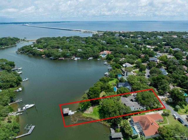 9 N Sunset Blvd, Gulf Breeze, FL 32561