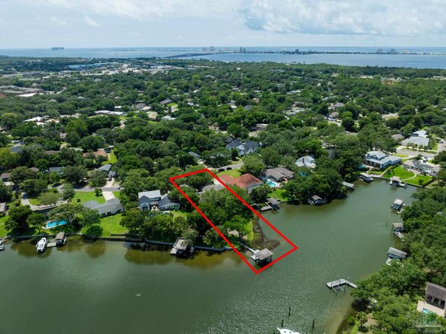 9 N Sunset Blvd, Gulf Breeze, FL 32561