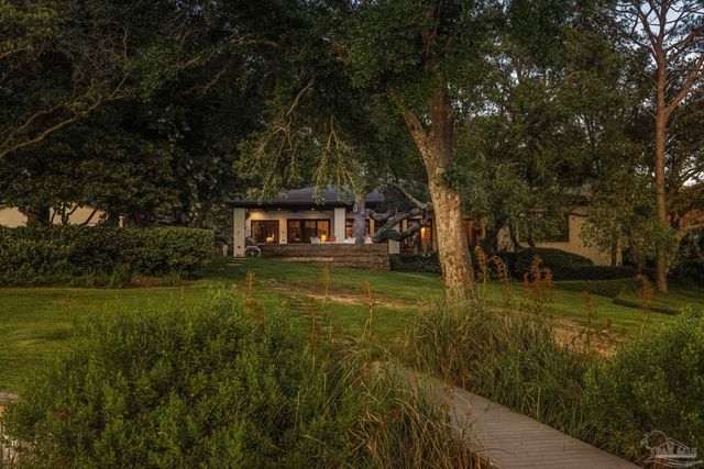 9 N Sunset Blvd, Gulf Breeze, FL 32561