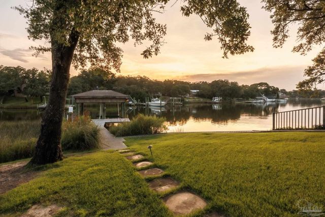 9 N Sunset Blvd, Gulf Breeze, FL 32561