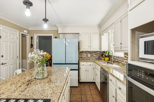 2500 Country Club Ln, Columbia, TN 38401