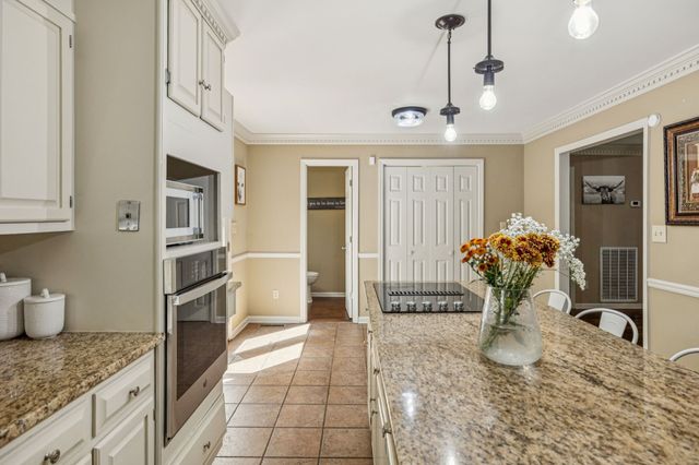 2500 Country Club Ln, Columbia, TN 38401