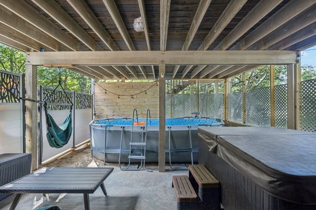 2500 Country Club Ln, Columbia, TN 38401