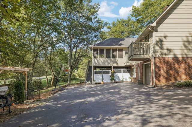 2500 Country Club Ln, Columbia, TN 38401