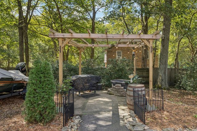 2500 Country Club Ln, Columbia, TN 38401