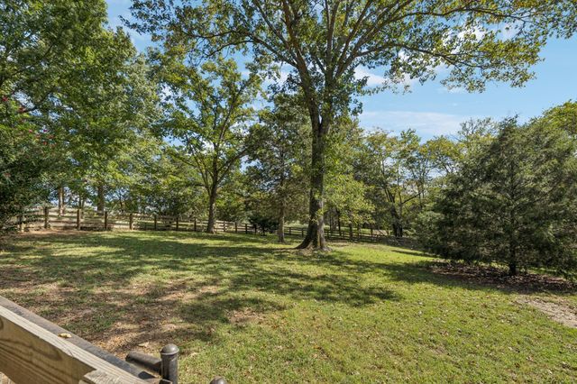 2500 Country Club Ln, Columbia, TN 38401