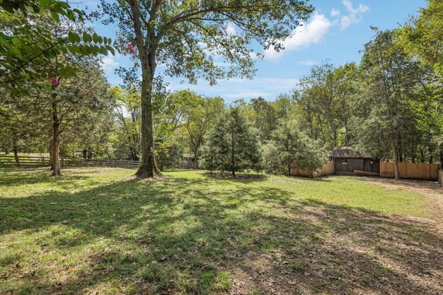 2500 Country Club Ln, Columbia, TN 38401