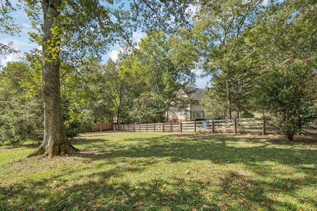 2500 Country Club Ln, Columbia, TN 38401