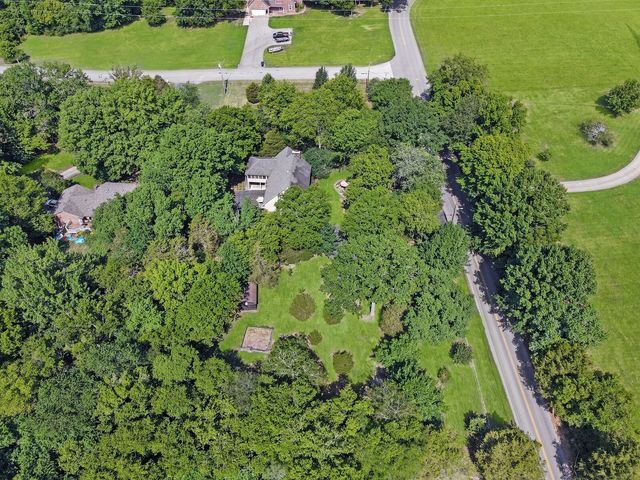 2500 Country Club Ln, Columbia, TN 38401