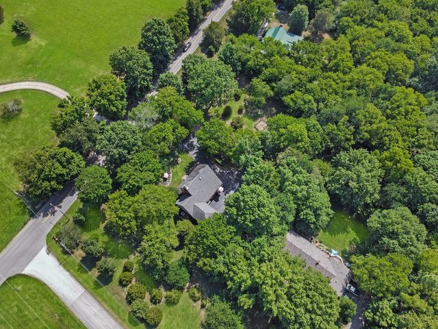 2500 Country Club Ln, Columbia, TN 38401