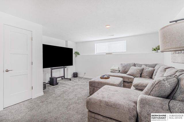 5314 Sheridan Road, Papillion, NE 68133