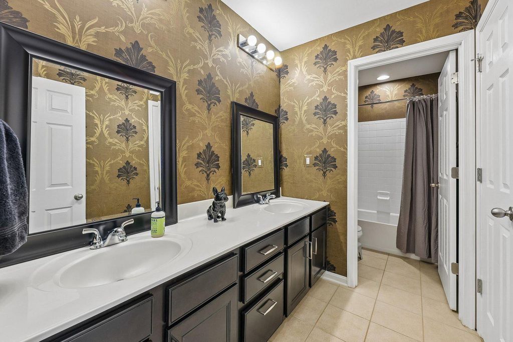 Image 36 of property listing at 9777 LEIGHLAND CT, Waldorf, MD 20603