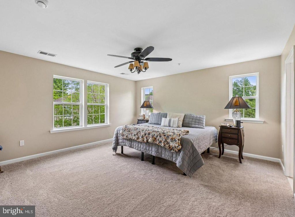 Image 5 of property listing at 9777 LEIGHLAND CT, Waldorf, MD 20603