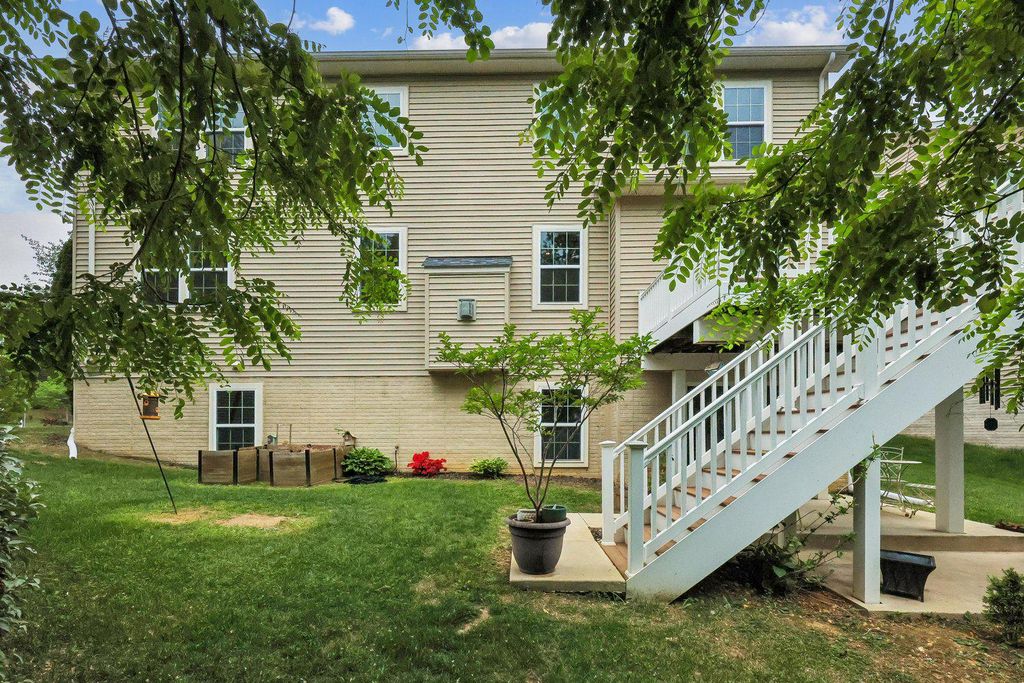 Image 41 of property listing at 9777 LEIGHLAND CT, Waldorf, MD 20603
