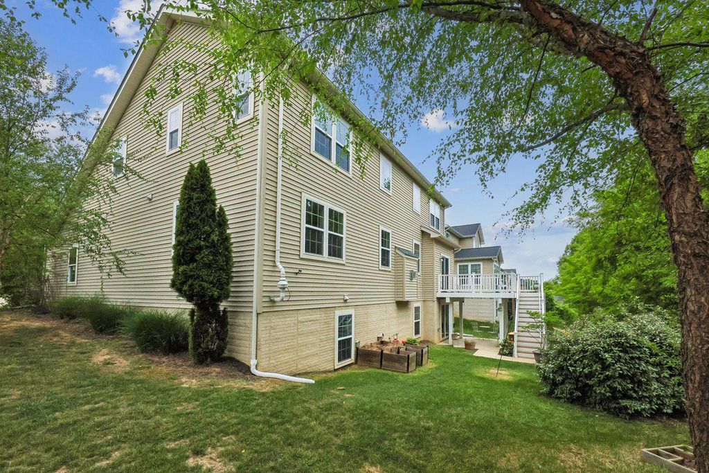 Image 45 of property listing at 9777 LEIGHLAND CT, Waldorf, MD 20603