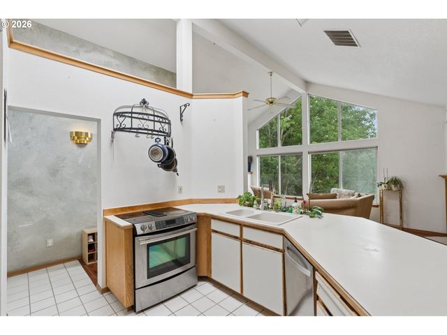 512 Se ALDER Ct, Hillsboro, OR 97123