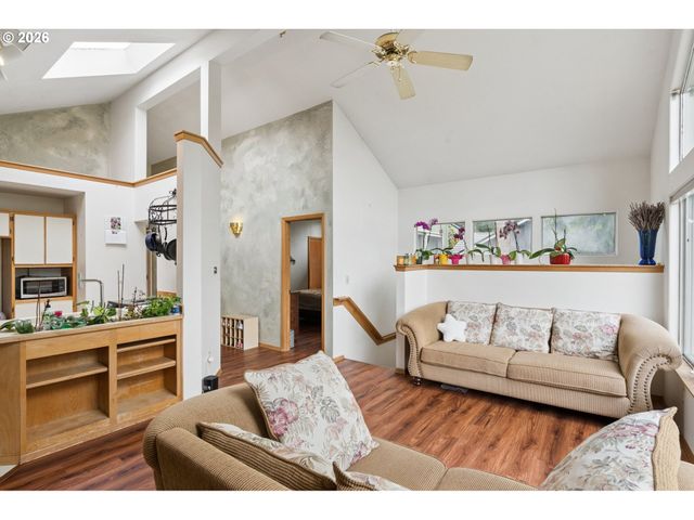 512 Se ALDER Ct, Hillsboro, OR 97123