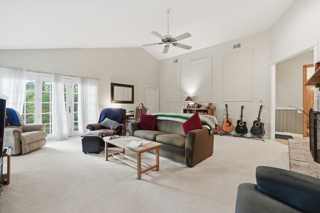 821 Killarney Pass Circle, Mundelein, IL 60060