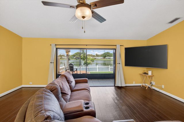 43 Mayfair Lane, Boynton Beach, FL 33426