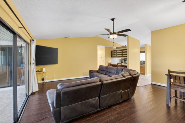 43 Mayfair Lane, Boynton Beach, FL 33426