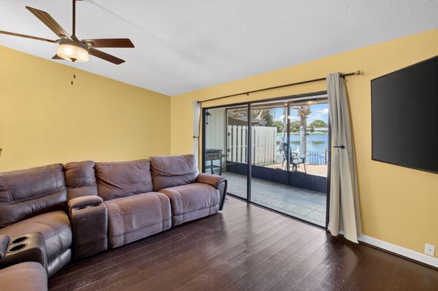 43 Mayfair Lane, Boynton Beach, FL 33426
