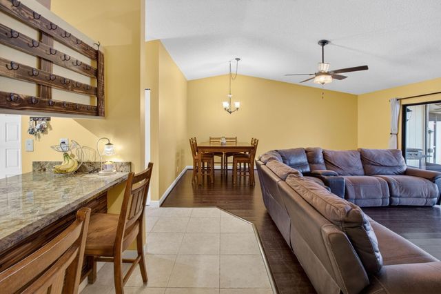 43 Mayfair Lane, Boynton Beach, FL 33426