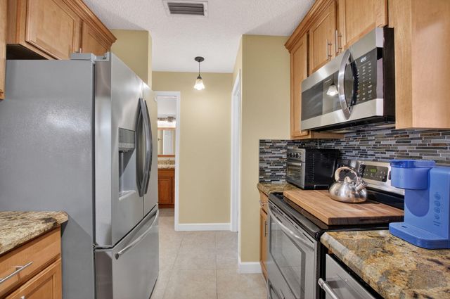 43 Mayfair Lane, Boynton Beach, FL 33426