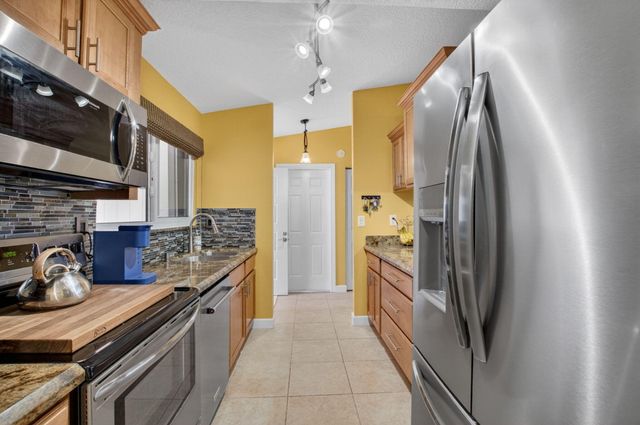43 Mayfair Lane, Boynton Beach, FL 33426