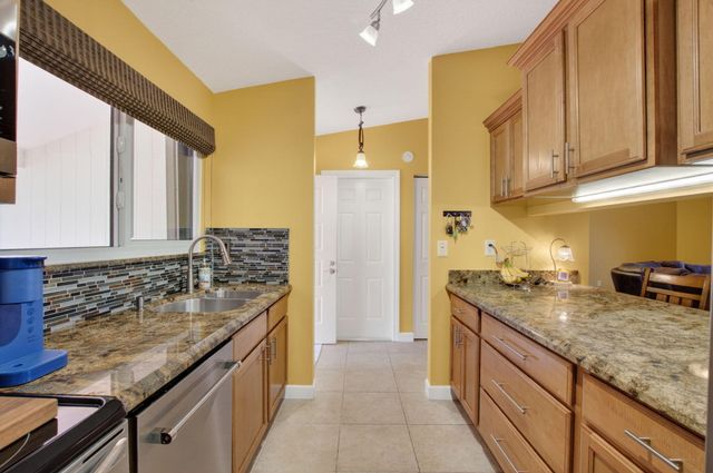 43 Mayfair Lane, Boynton Beach, FL 33426