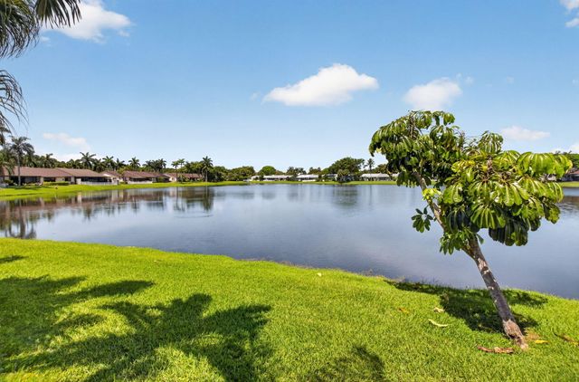 43 Mayfair Lane, Boynton Beach, FL 33426