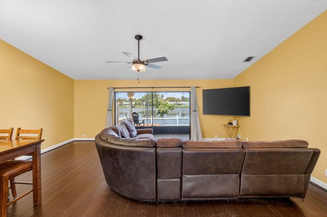43 Mayfair Lane, Boynton Beach, FL 33426