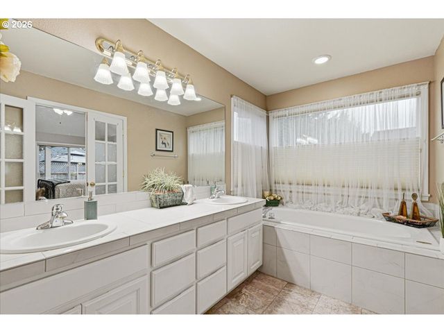 13318 SQUIRE Dr, Oregon City, OR 97045