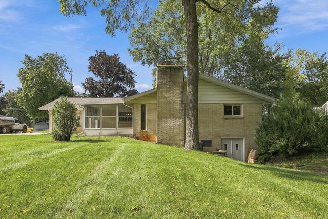 3920 Fiebrantz DRIVE, Brookfield, WI 53005