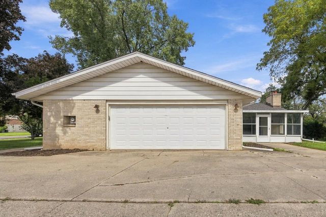 3920 Fiebrantz DRIVE, Brookfield, WI 53005