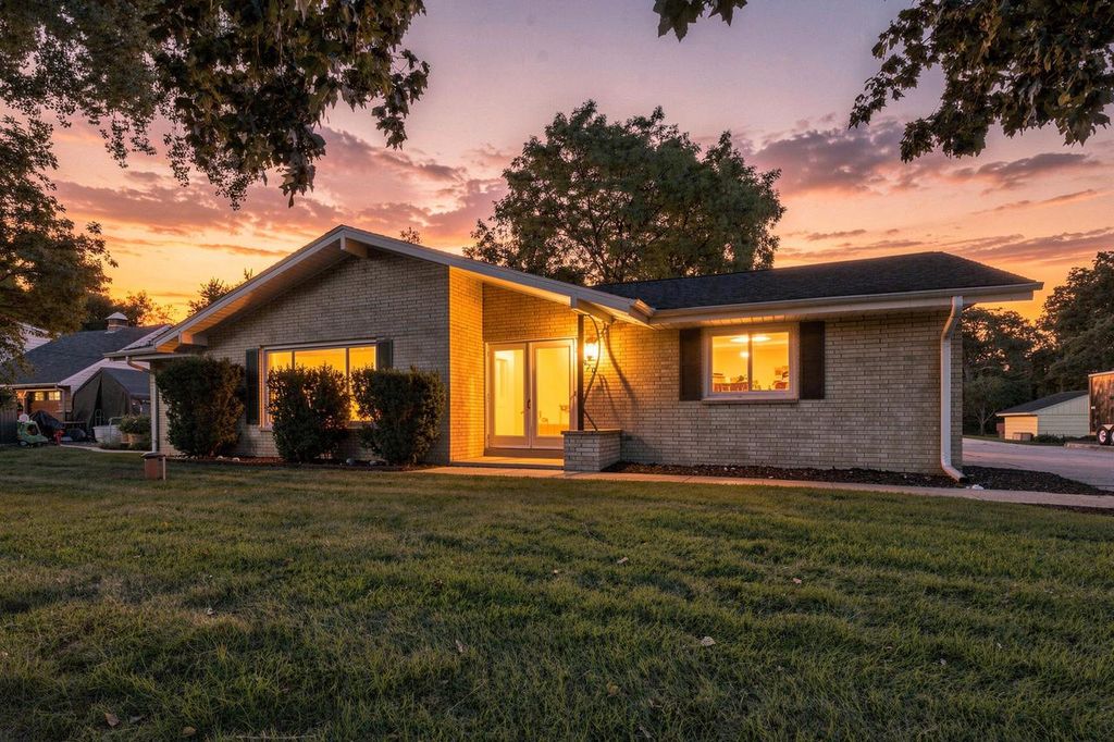 3920 Fiebrantz DRIVE, Brookfield, WI 53005