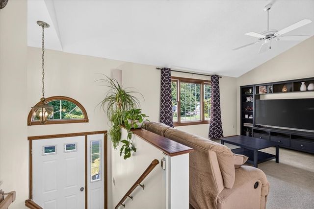 43 Zachary Ln, Agawam, MA 01001