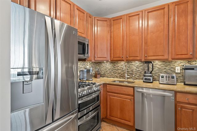126 Beacon Lane 68, Bronx, NY 10473