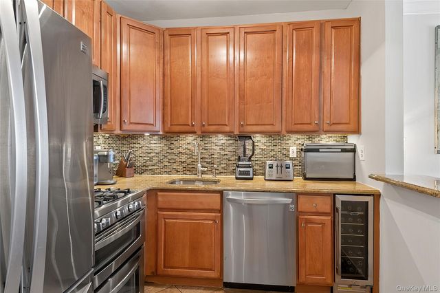 126 Beacon Lane 68, Bronx, NY 10473