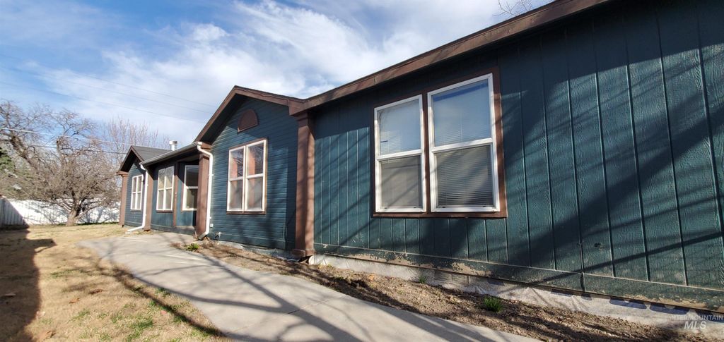 119 E Ithaca St, Caldwell, ID 83605