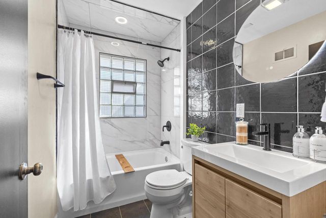 5870 N 75th STREET, Milwaukee, WI 53218