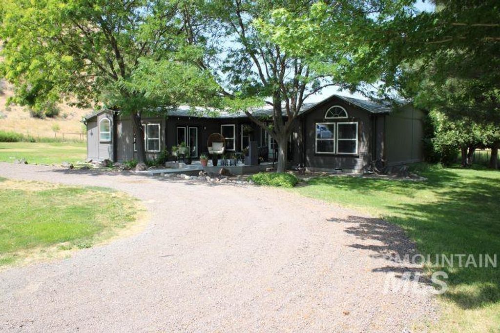 2614 N 3800 E, Hansen, ID 83334