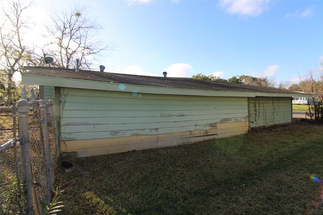 430 Winding Way Street, Lake Jackson, TX 77566