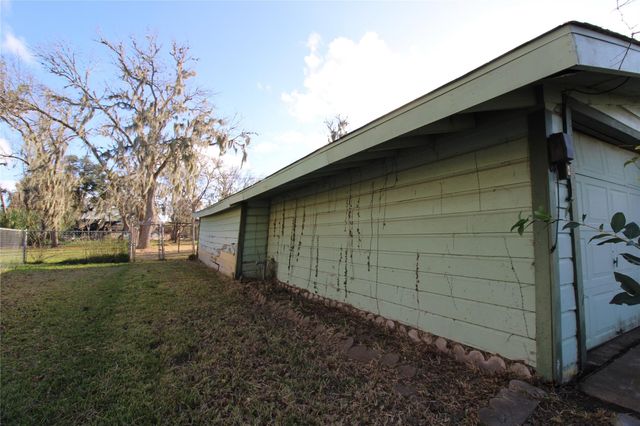 430 Winding Way Street, Lake Jackson, TX 77566