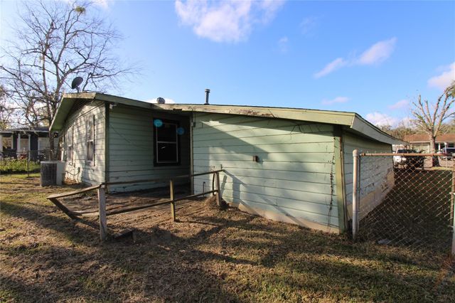 430 Winding Way Street, Lake Jackson, TX 77566