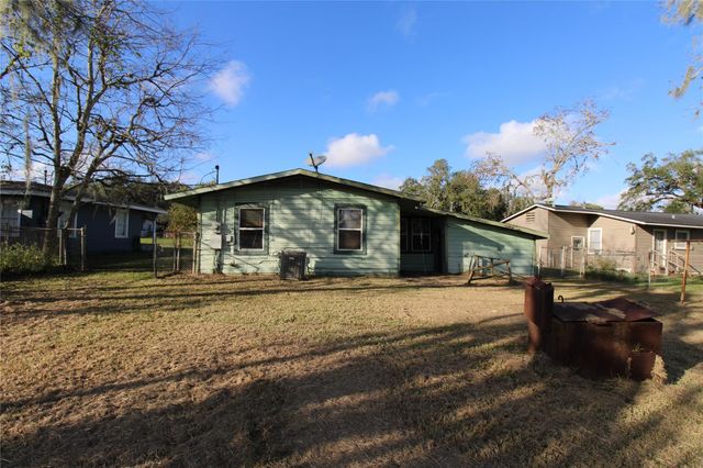 430 Winding Way Street, Lake Jackson, TX 77566