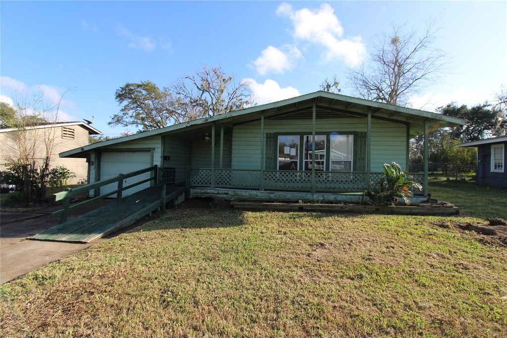 430 Winding Way Street, Lake Jackson, TX 77566