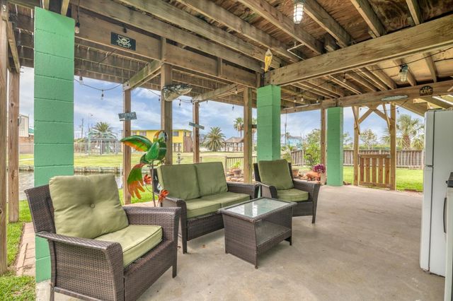 286 Ling Street, Bayou Vista, TX 77563