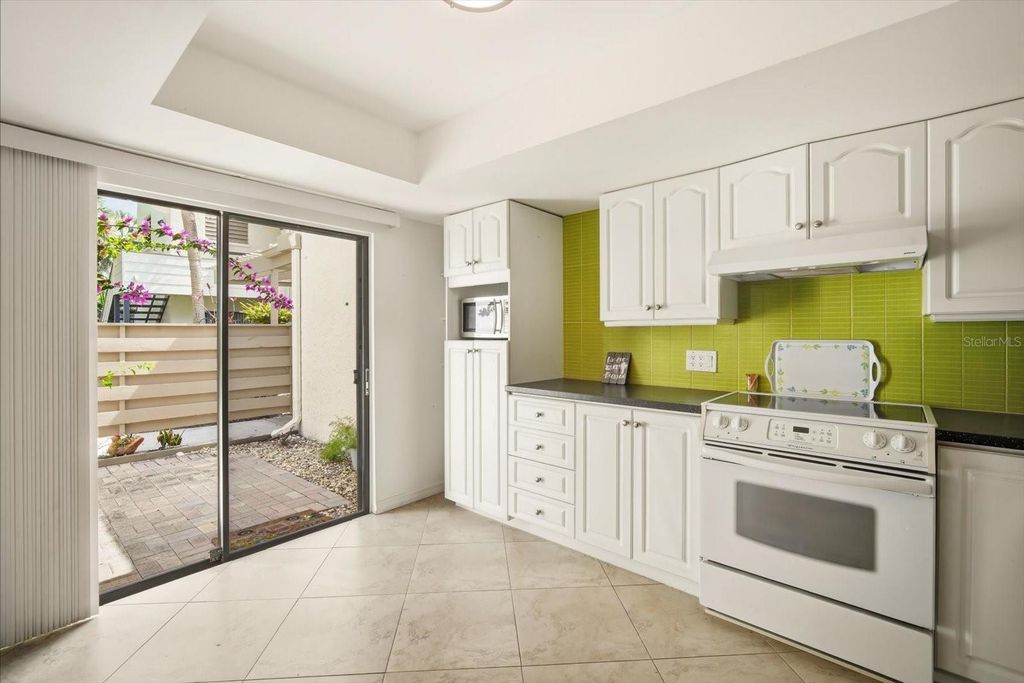 Image 8 of property listing at 169 PINEHURST DRIVE 169, Bradenton, FL 34210