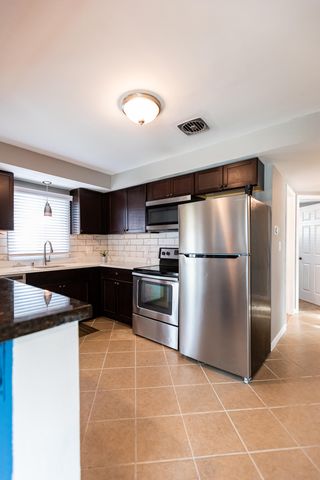 21400 Parklawn Street, Oak Park City, MI 48237