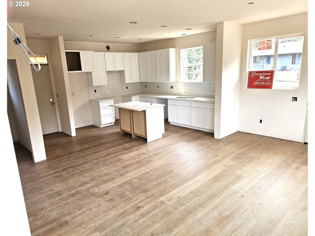 2765 Se 101st Ave, Portland, OR 97266